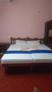 Un pat sau paturi într-o cameră la Thriphala Ayurveda Yogashram