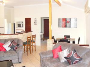 Geraldton Luxury Retreat 2 with free Streaming في جيرالدتون: غرفة معيشة مع كنبتين ومطبخ