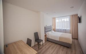 Postel nebo postele na pokoji v ubytování Biplan Hotel