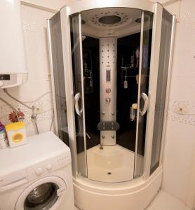 マルマリスにあるDecor Apartment Marmarisの小さなバスルーム(トイレ、洗濯機付)