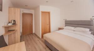 Postel nebo postele na pokoji v ubytování Biplan Hotel
