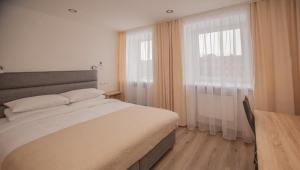 Postel nebo postele na pokoji v ubytování Biplan Hotel