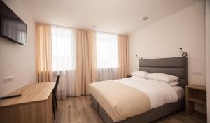 Postel nebo postele na pokoji v ubytování Biplan Hotel