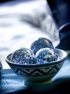 a blue and white bowl with three eggs in it at B&B Pronkenburg in Lissewege