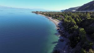 uma vista aérea de uma praia junto à água em Punda 4 Seasons em Diakopto