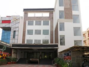 un edificio en medio de una ciudad en Hotel Samovar, en Agra