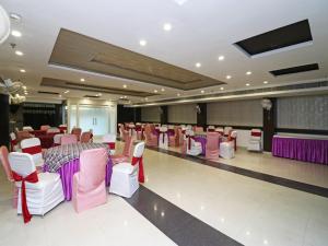 un salón de banquetes con sillas rosas y moradas en Hotel Samovar, en Agra
