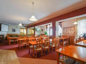 En restaurant eller et spisested på Penzion Partizan