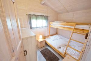a small room with two bunk beds in it at Duet Domki in Jarosławiec +43 photos
