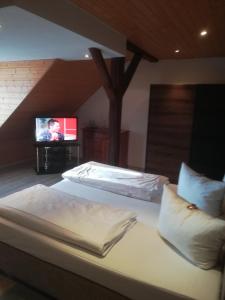 Postel nebo postele na pokoji v ubytování Hotel Altes Badehaus + 37 fotografií