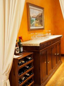 um quarto com um balcão com copos de vinho em Hotel Riposo em San Pellegrino Terme