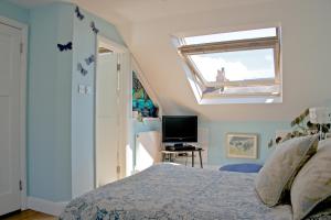 Giường trong phòng chung tại The Ceramic House