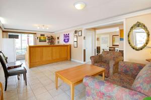 a living room with a couch and a table at Knights Inn - Park Villa Motel, Midland in Midland