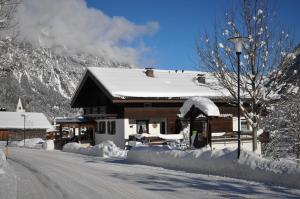 een met sneeuw bedekt huis met een met sneeuw bedekt dak bij Haus Schönblick in Brand