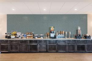 una línea de buffet con comida encima en Howard Johnson by Wyndham Middletown Newport Area, en Middletown