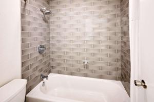 y baño con bañera blanca y aseo. en Howard Johnson by Wyndham Florence, en Florence
