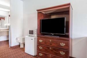 TV a/nebo společenská místnost v ubytování Howard Johnson by Wyndham Albany