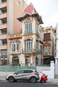 ニースにあるVilla COLLIN - Promenade des Anglaisの家屋の前に停車する車