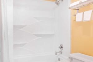 Koupelna v ubytování Regency Inn & Suites-Hamilton Place