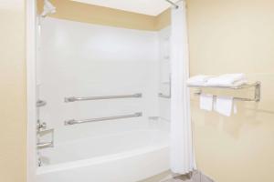 A bathroom at Travelodge by Wyndham Chattanooga/Hamilton Place