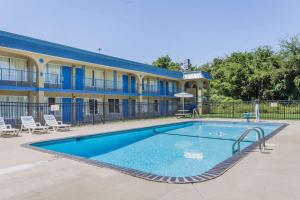 a large swimming pool in front of a building at Knights Inn Murfreesboro in Murfreesboro