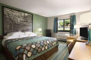 Ένα ή περισσότερα κρεβάτια σε δωμάτιο στο Super 8 by Wyndham Batesville +6 φωτογραφίες