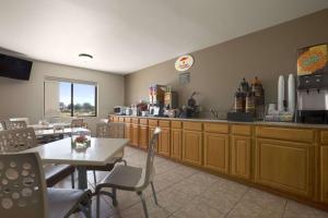 Η κουζίνα ή μικρή κουζίνα στο Super 8 by Wyndham Fremont NE