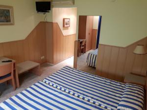 Postel nebo postele na pokoji v ubytování Hostal Milenium