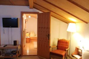 een kamer met een deur naar een kamer met een slaapkamer bij Haus Schönblick in Brand