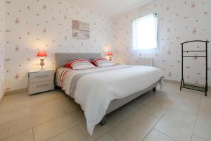 Un dormitorio con una cama grande y una ventana en Logis de l'Hermitage en Le Louroux-Béconnais