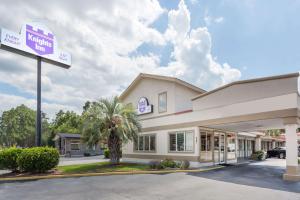 a kings inn anaheim sinal em frente a um hotel em Knights Inn Statesboro em Statesboro