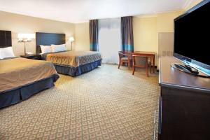 um quarto de hotel com duas camas e uma televisão de ecrã plano em Travelodge by Wyndham Ocean Front em Sunset Beach