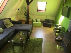 ein Wohnzimmer mit einem Sofa und einem Couchtisch in der Unterkunft Apartman Adele in Rumburk