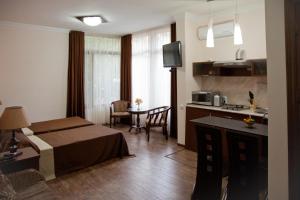 Kuchyň nebo kuchyňský kout v ubytování Hin Yerevantsi Hotel