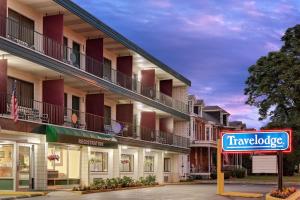 una señal frente a un gran edificio en Travelodge by Wyndham Chambersburg, en Chambersburg