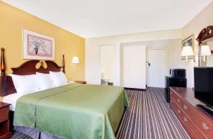 Кровать или кровати в номере Travelodge by Wyndham Chambersburg