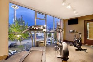 Posilňovňa alebo fitness centrum v ubytovaní Travelodge by Wyndham Seattle By The Space Needle