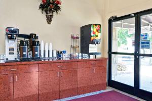 una cucina con bancone e macchinetta del caffè di Knights Inn Charleston West Virginia a Charleston