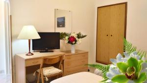 TV a/nebo společenská místnost v ubytování Hotel Villa Augustus
