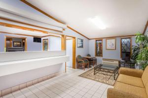 a living room with chairs and a table at Knights Inn - Columbia in Columbia