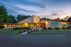 a large house with a driveway in front of it at Guest Inn Lebanon (Ohio) in Lebanon