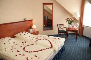 A bed or beds in a room at Kiek In Hotel Zur Einkehr