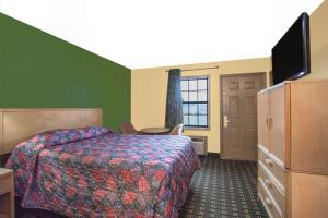 Llit o llits en una habitació de Knights Inn Wildersville