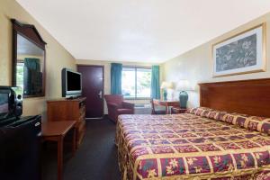 馬丁斯堡的住宿－馬丁斯堡騎士旅館，酒店客房,配有床和电视