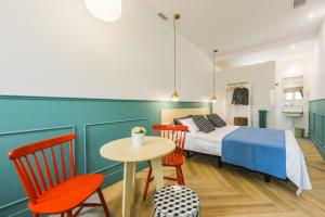 A bed or beds in a room at Be Mate Gran Vía Suites