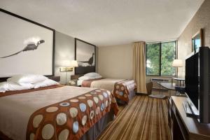 Un pat sau paturi într-o cameră la Super 8 by Wyndham Redfield