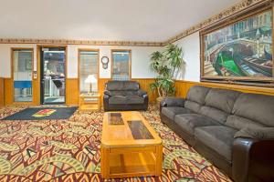 Posezení v ubytování Super 8 by Wyndham Plano/Dallas Area