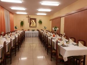 una fila de mesas y sillas en un salón de banquetes en Centrum Ostra Brama im. Jana Pawła II en Skarżysko-Kamienna