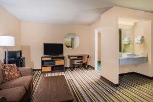 Gallery image of Super 8 by Wyndham Sevierville Riverside in Sevierville