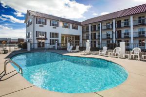 Foto da galeria de Super 8 by Wyndham Sevierville Riverside em Sevierville